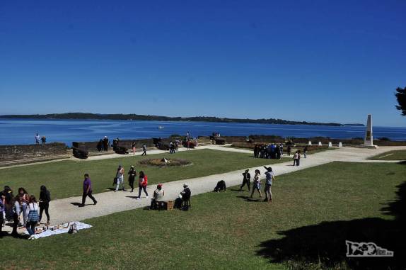 Turistas passeiam no Forte San Antonio, em Ancud, norte da ilha de Chiloé, no sul do Chile